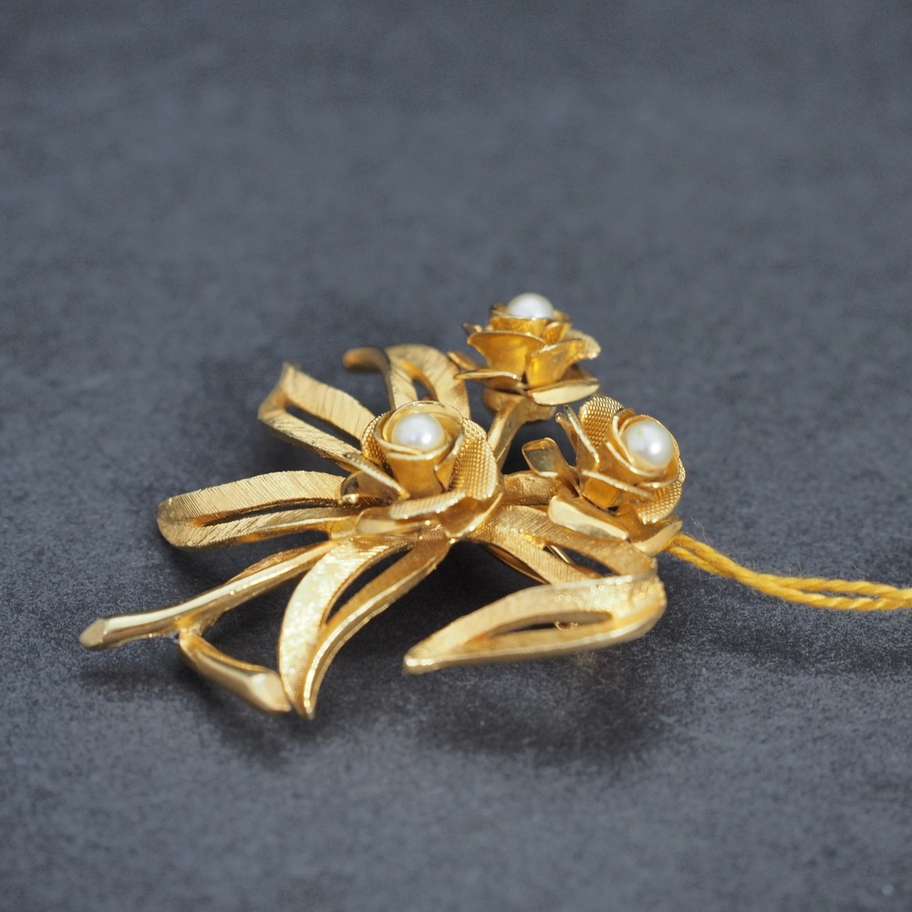 Coro Rose Brooch Pin Gold Tone Pearl Flower Bouquet Ribbon Bow Textured Vintage - Picture 4 of 13